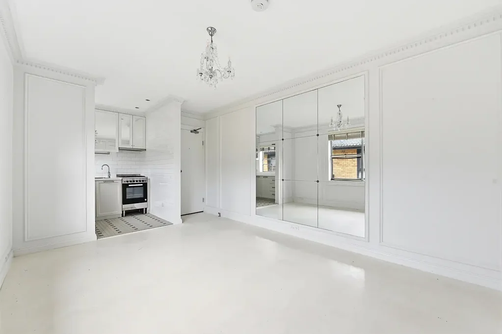 Renovated 1-bedroom apartment