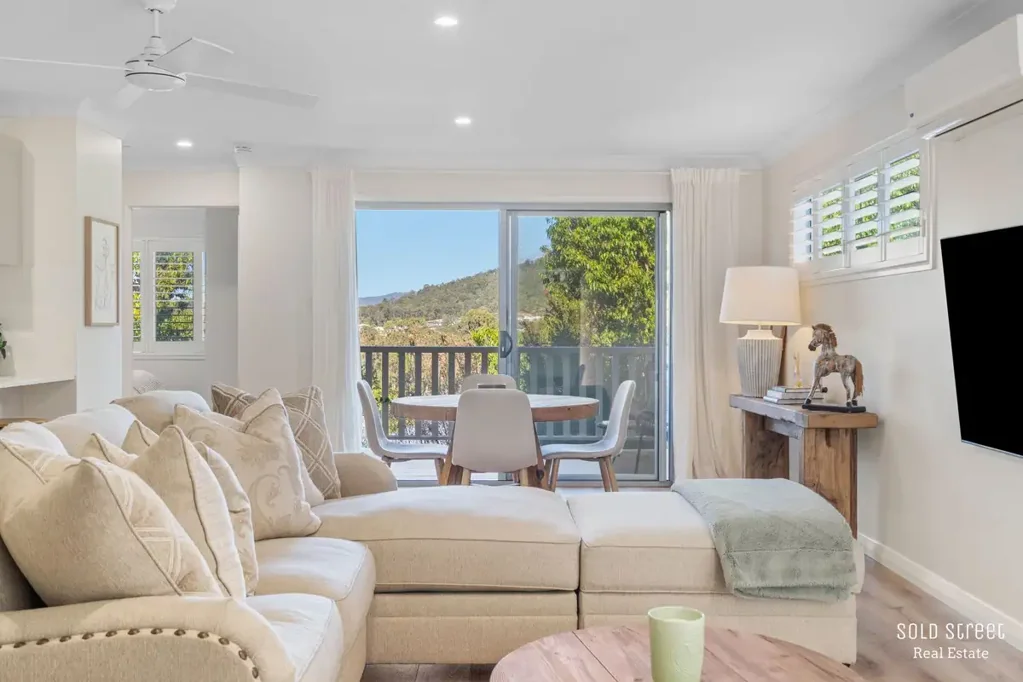 Upper Coomera 3房  IMMACULATE NEAR-NEW HAMPTONS INSPIRED RESIDENCE