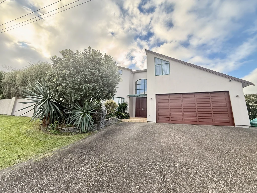 Spacious 4-Beds Home in Macleans Zone