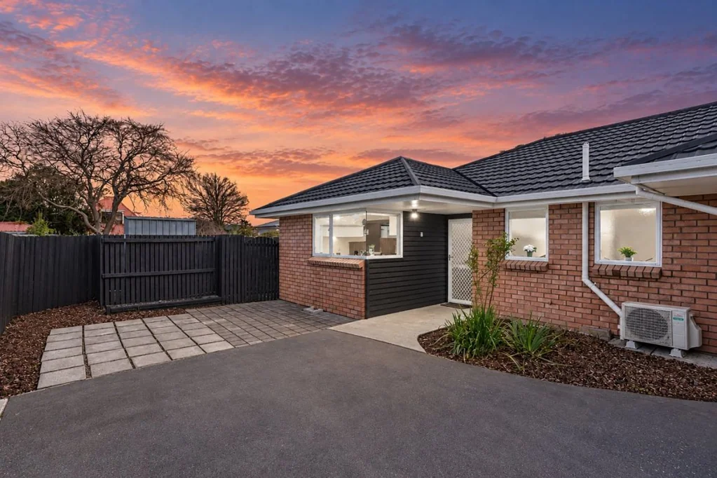 Burwood 2Zimmer Sunny, Spacious and Low-Maintenance Living!
