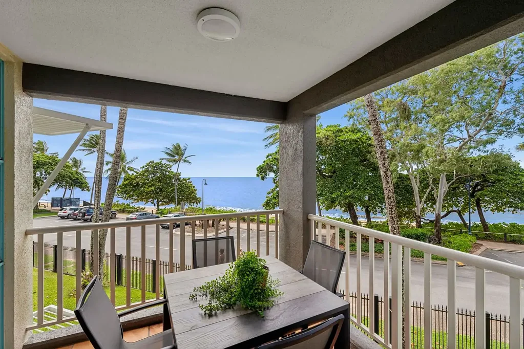 Trinity Beach 3Kwarto Stylish Beachfront Living with Views to the Horizon