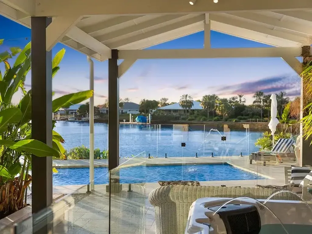 Banksia Beach 5房 海滨瑰宝 54米海滨线 5年新奢华工艺打造 宽敞存储空间 度假风格娱乐区 顶级教育资源 优雅奢居 智能家居预备 54 meters of Water Frontage!.
