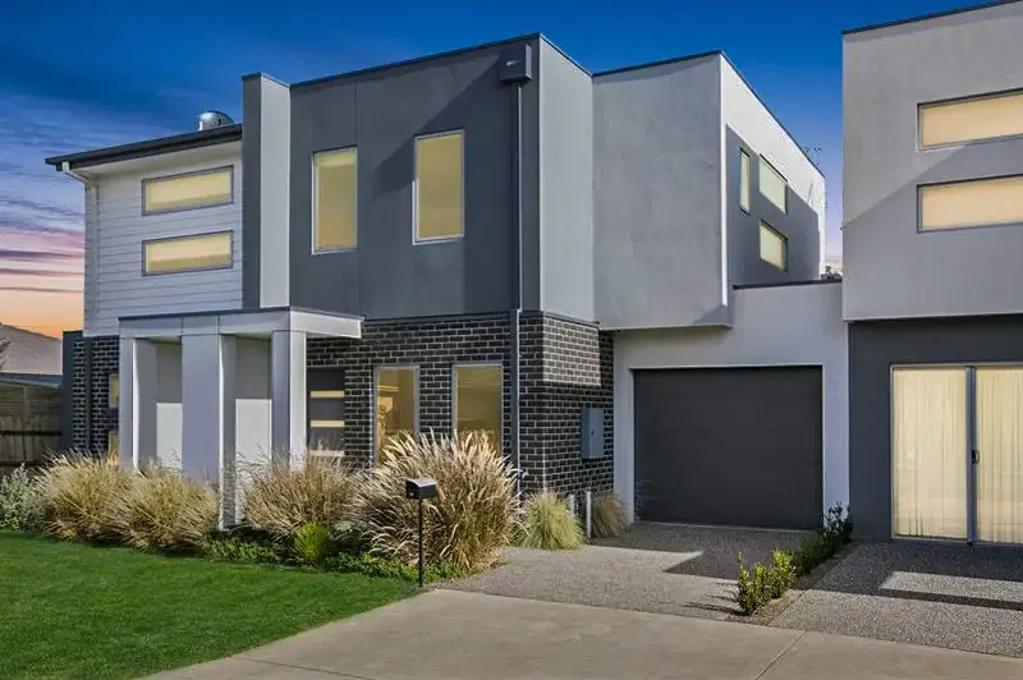 Modern Beachside Living!