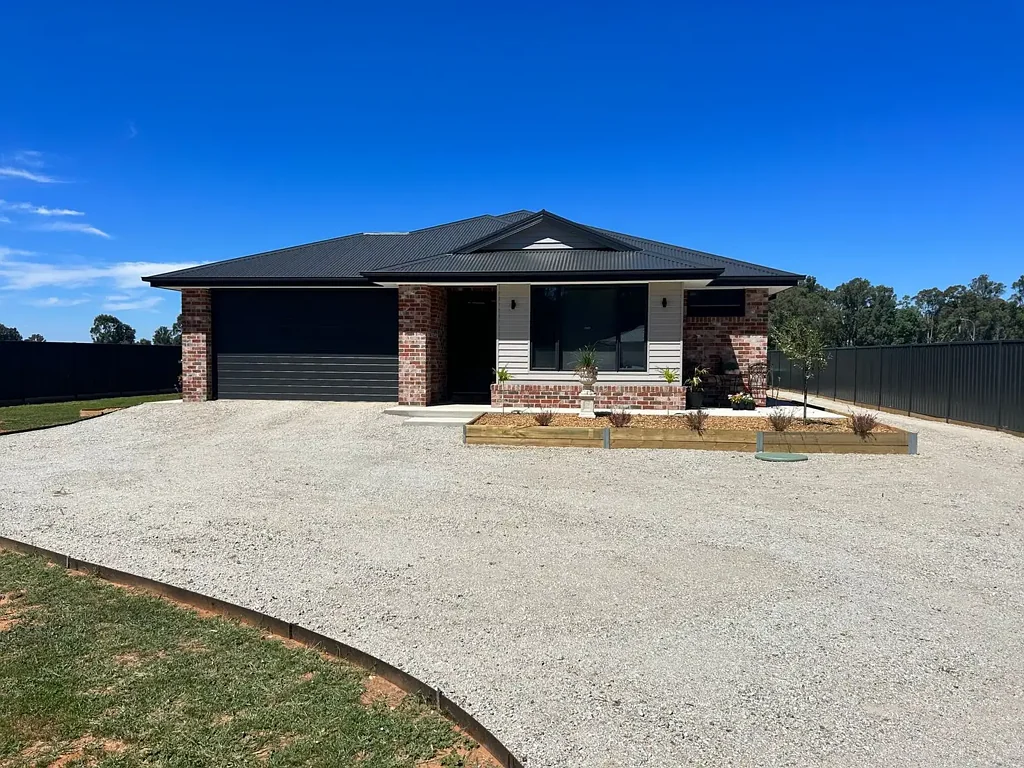 Barham 4房  Don&apos;t miss out on this incredible opportunity! Sale now on for the stunning property at 7 Riverview Drive, Barham NSW.