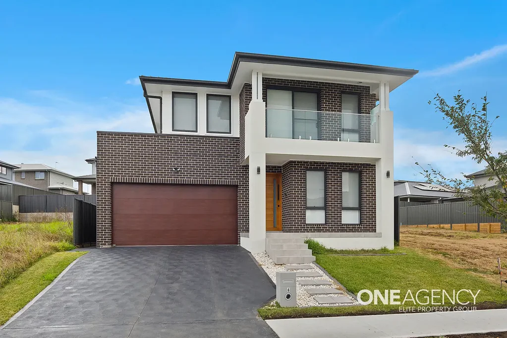 MODERN FAMILY SANCTUARY IN HIGHLY SOUGHT -AFTER HUNTLEY