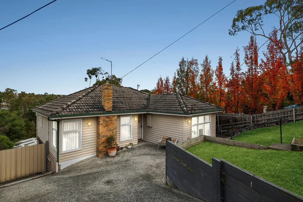 Mount Waverley 3房 背靠Scotchman’s Creek Trail，701平米土地，木地板，朝北客厅，带顶棚露台，集中供暖，分体空调，地下储藏室，Holy Redeemer学校附近，Chadstone购物中心。 Consider Your Dreams Backing On To Scotchmans Creek