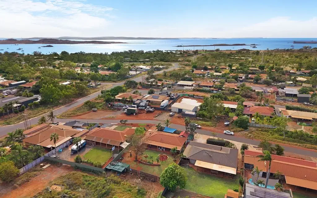 Dampier 3બેડરૂમ Big Block, Pool, Parking & Potential in Beautiful Dampier