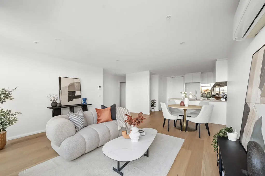 Bulleen 2Moenga Oversized Two-Bedroom Apartment in the heart of Bulleen.