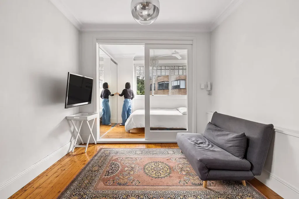 Darlinghurst 1房 顶层地标 1929 Art Deco 优雅翻新 木地板 高天花板 石材厨房 现代浴室 安全便捷 Elegant Art Deco apartment in ‘Versailles’