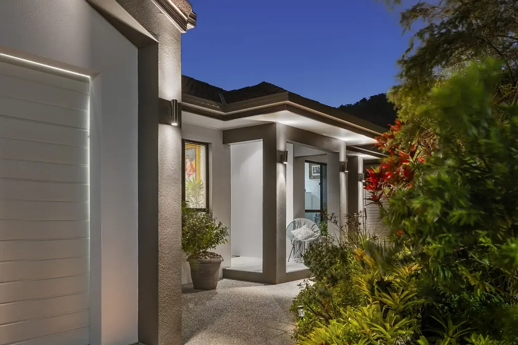 Mount Louisa 4Kwarto IMPRESSIVE EXECUTIVE-STYLE 4-BEDROOM FAMILY HOME WITH POOL AND LOADS OF EXTRAS - THIS ONE'S DEFINITELY A KEEPER!