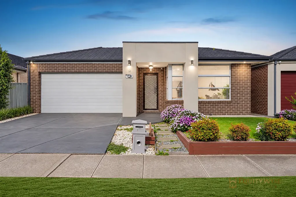 Wyndham Vale 4Kwarto Close to Schools, Train Station, and Shopping – Everyday Convenience, Highly upgraded including Refrigerated Cooling Systems