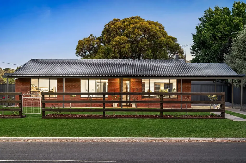 Meadows 3침실 Renovated Charm with Ultimate Yard and Shed