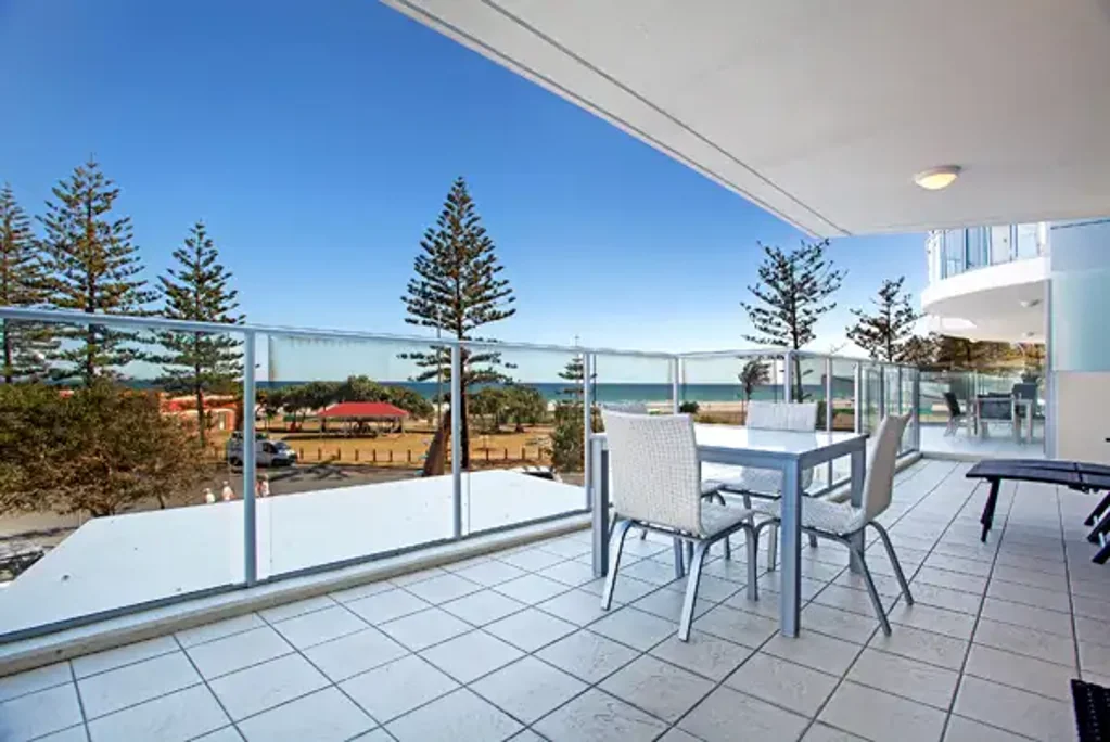 Coolangatta 2房  Urgent Sale – Beachfront Podium-Level Apartment | Reflections Tower Two