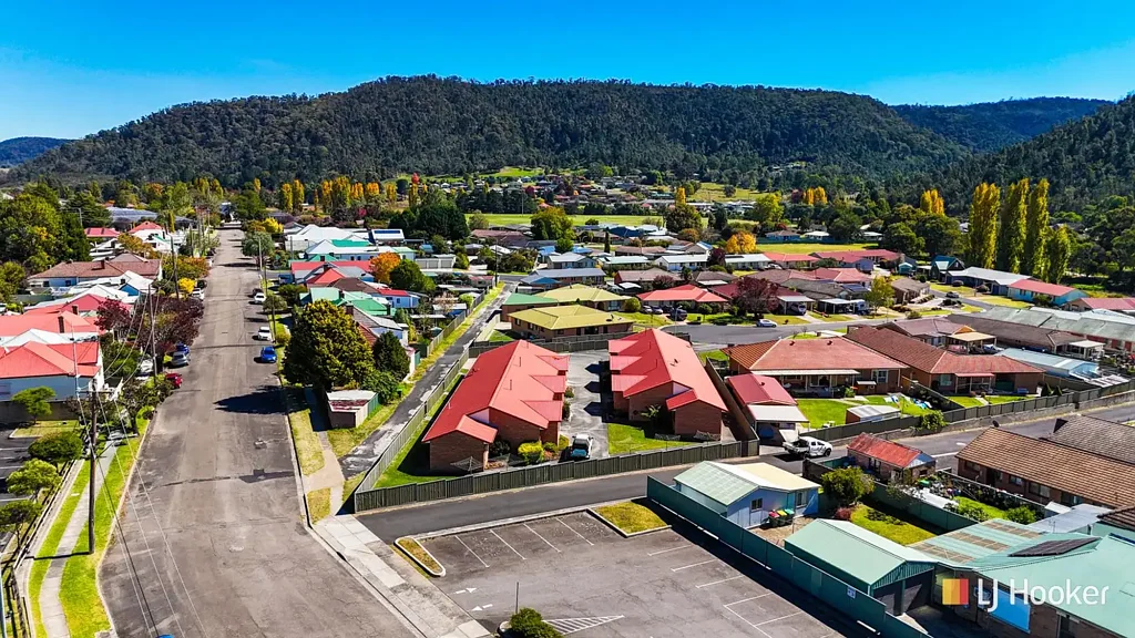Lithgow 14房  Immaculate Brick Veneer Villa Complex- 6 units on One Title