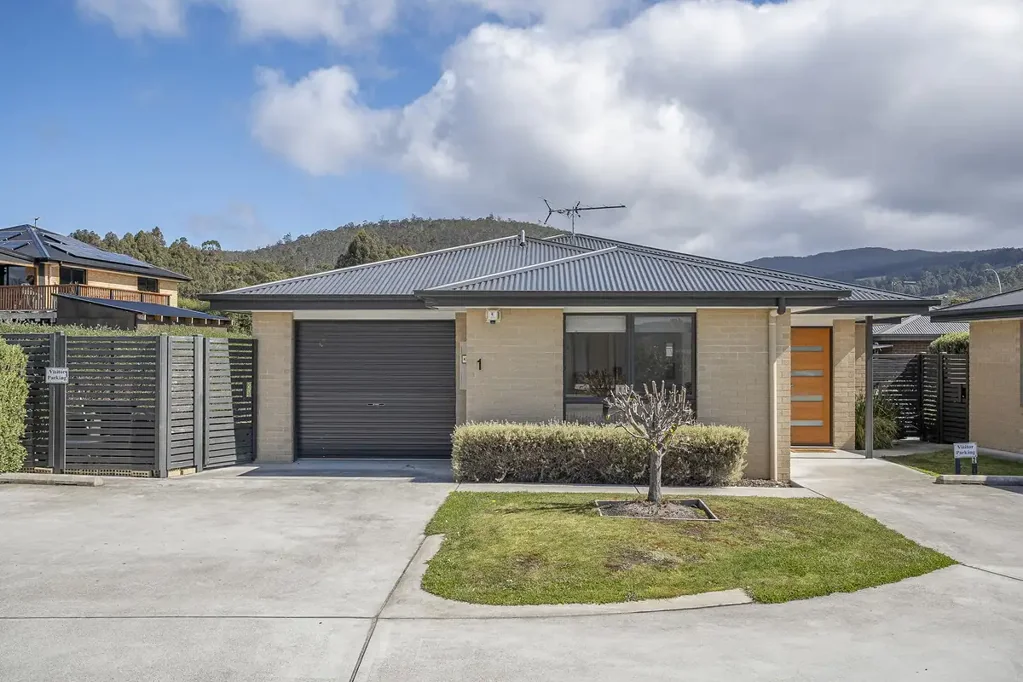 1/4 Sunsail Street, Snug, TAS 7054