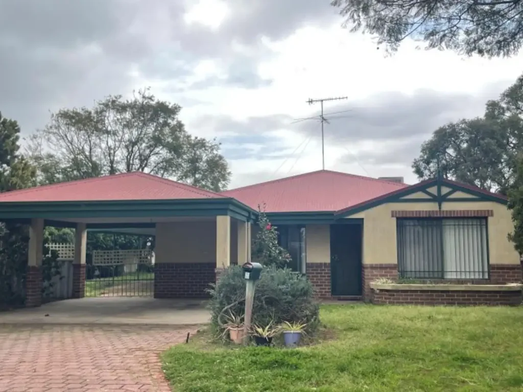 Comfortable Family Living in a Quiet Greenfields Cul-de-Sac.