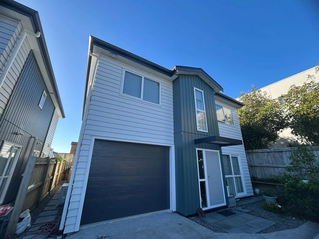 Recently Built 5 Bedroom with Style and Spacious!