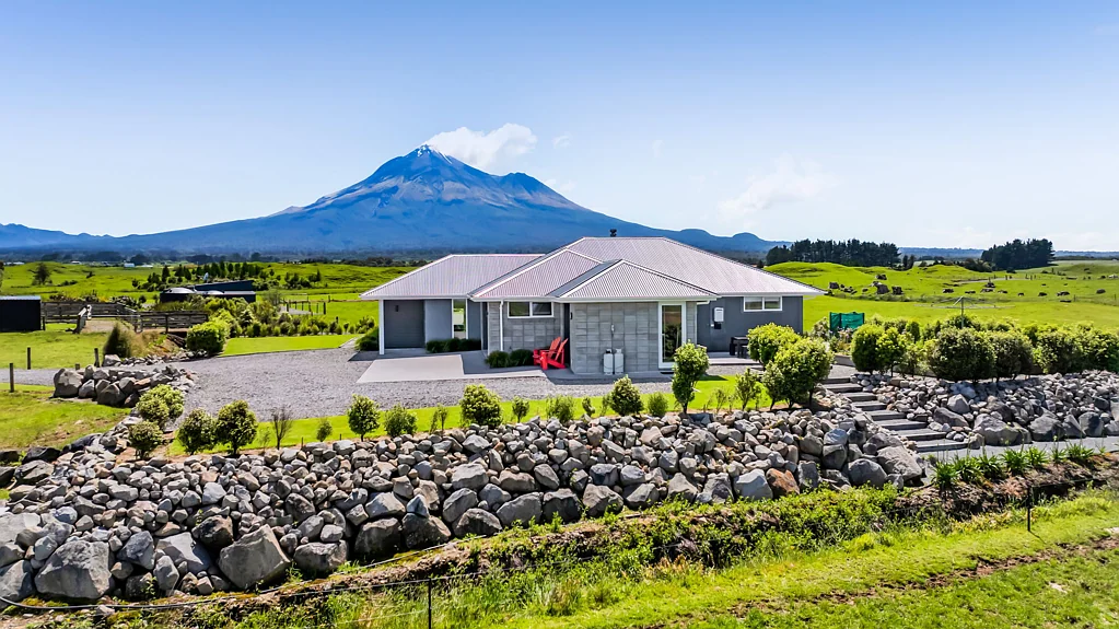 Opunake Rare coastal - mountain lifestyle sanctuary