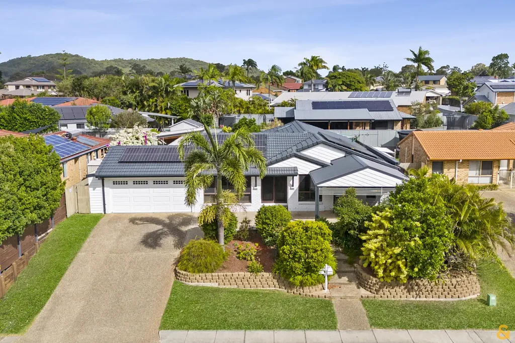 Carindale 5 Bedroom Surprisingly Quiet & Spacious Family Living - Opposite Minnippi Parklands