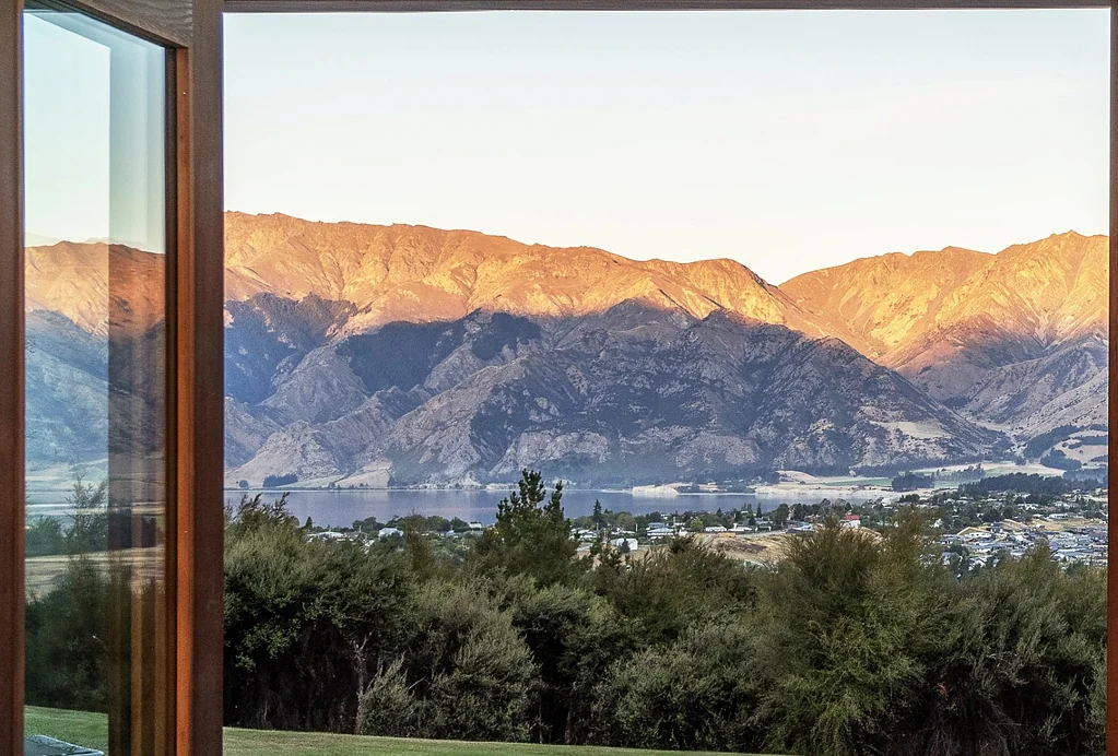 Lake Hawea 4房  Stunning Lake Hawea Views - Rare 4.5 Acre Property