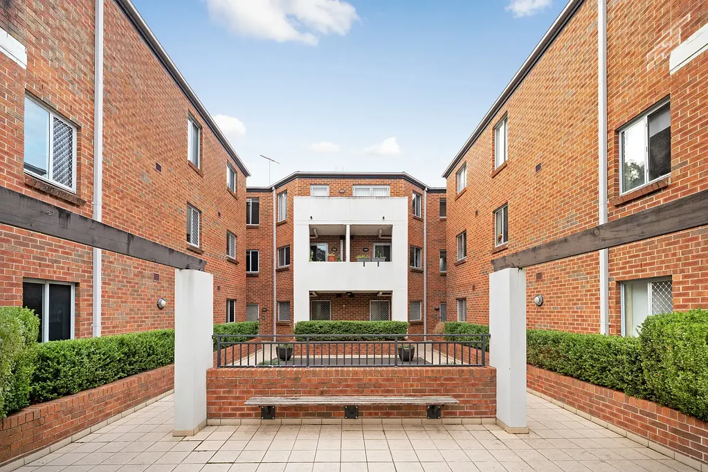 Strathfield 2Kwarto Contemporary Private Courtyard Entertainer on 155sqm's of Bliss at the Rear of Complex