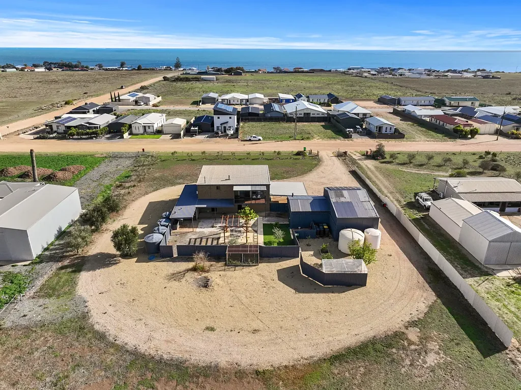 Port Victoria 4બેડરૂમ Quality Two-Storey Home with Great Views & Excellent Shedding