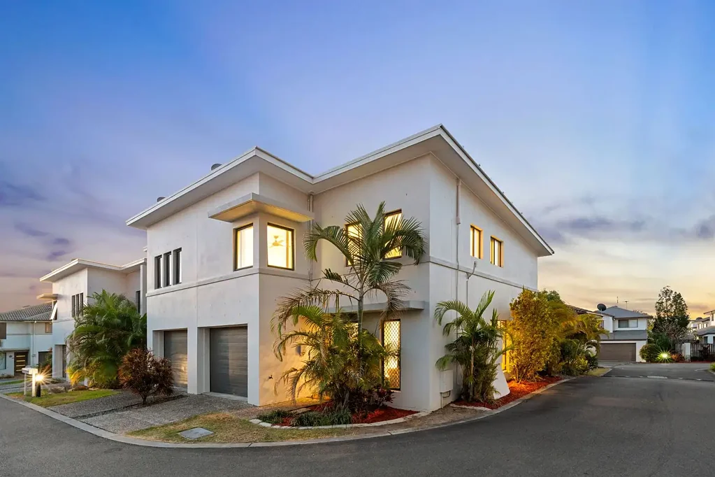 Richlands 3 Slaapkamer Spacious Corner Townhouse with 11kW Solar, 32kW Battery & Remote Lock-Up Garage - Prime Richlands Location  - Call Sam Maleki