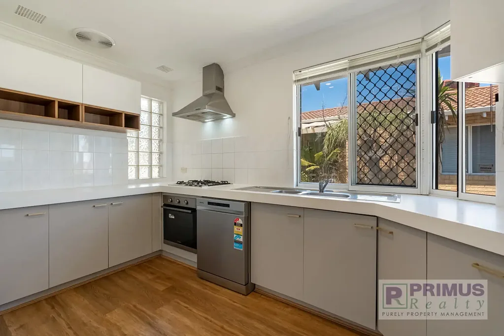 Riverside location on Melville Parade – enjoy uninterrupted views across the Swan River as boats drift by