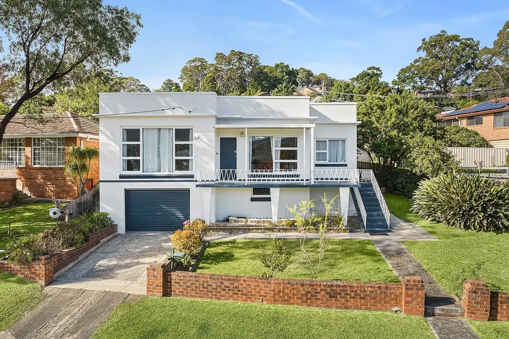 Figtree 3 Slaapkamer Art Deco inspired home brimming with potential