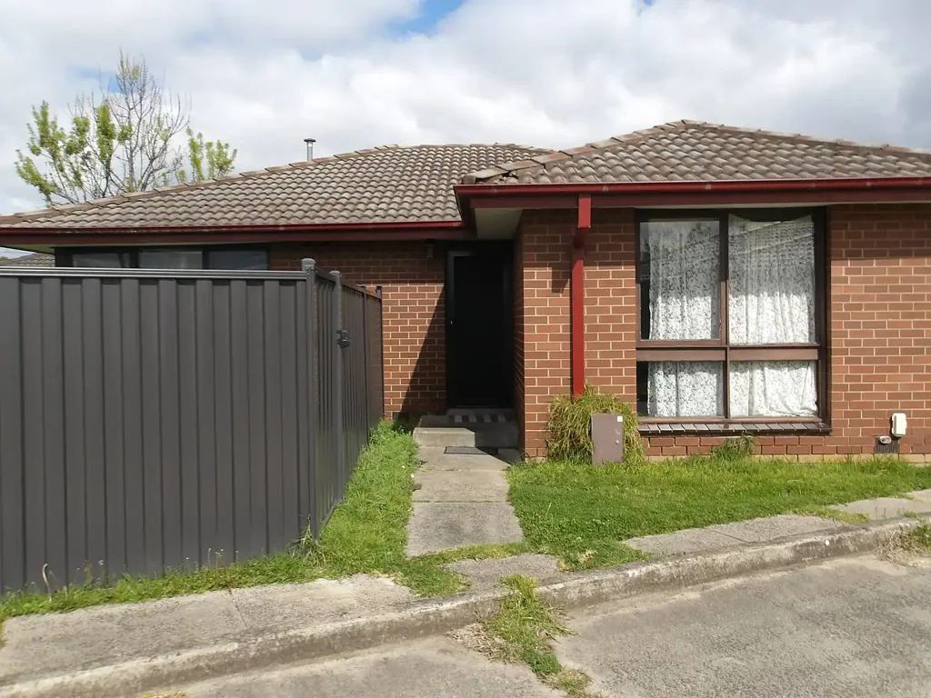 2 BR UNIT CLOSE TO SHOPS & PUBLIC TRANSPORT