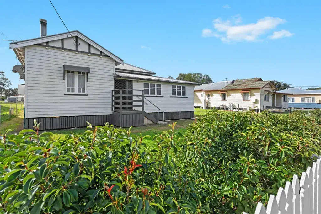 Oakey 3Habitaciones Character Home on a Spacious 1,617mÂ² Block with Dual Road Frontage