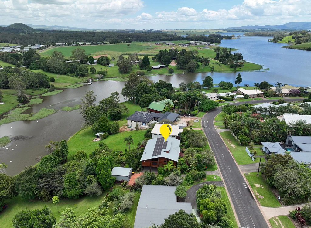 Yungaburra 4ਬੈੱਡਰੂਮ PRIME LAKE FRONT PROPERTY