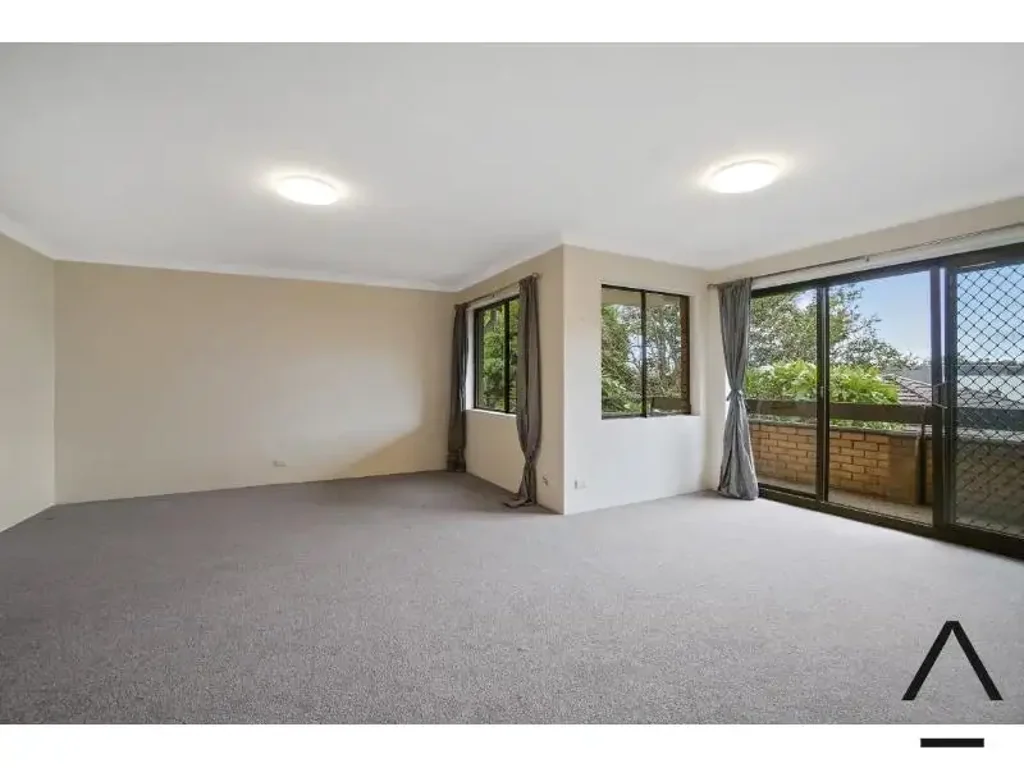 Well-lit 2-Bedroom Apartment with Water Views in Abbotsford