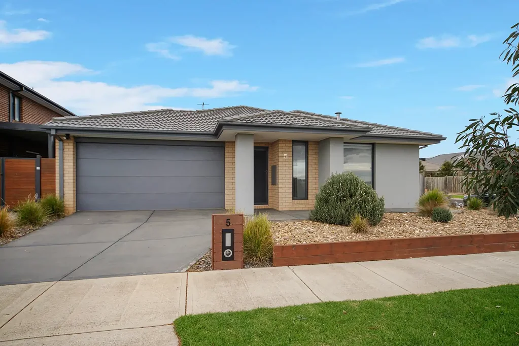 Modern Four Bedroom Sanctuary Surrounded by Parklands