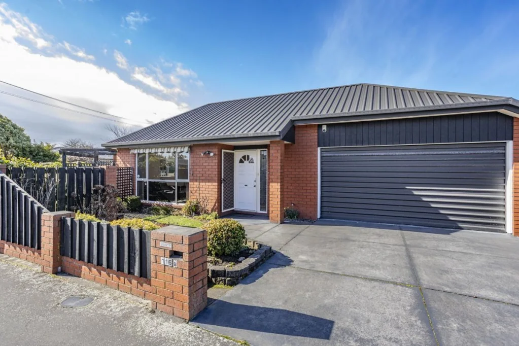 Casebrook 2房  Sunny And Spacious With Double Garaging!