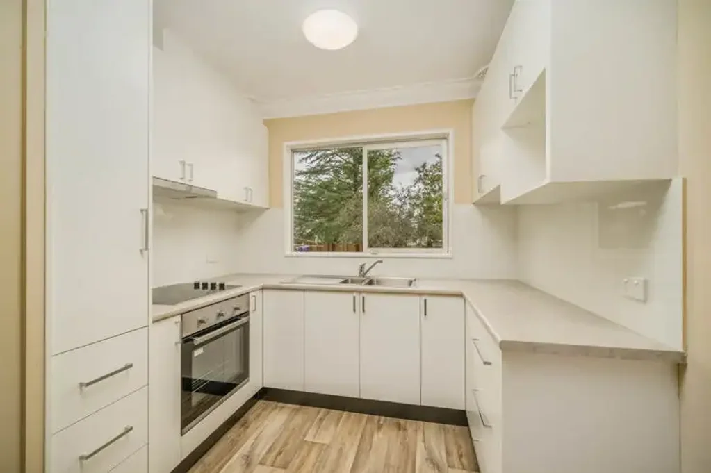 Located only a 2 minute stroll to UNE in a leafy, quiet street is this two bedroom newly renovated unit.