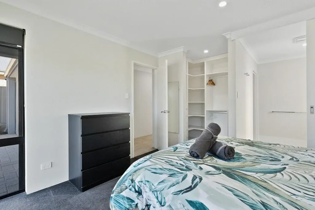 FULLY FURNISHED COASTAL RETREAT – JUST BRING YOUR SUITCASES!
