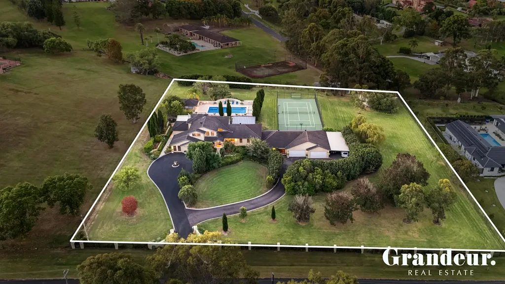 Denham Court 6房 2.5英亩高位地块 私密门禁入口 豪华主套房 加热泳池网球场 10车位车库 A True Statement of Success.