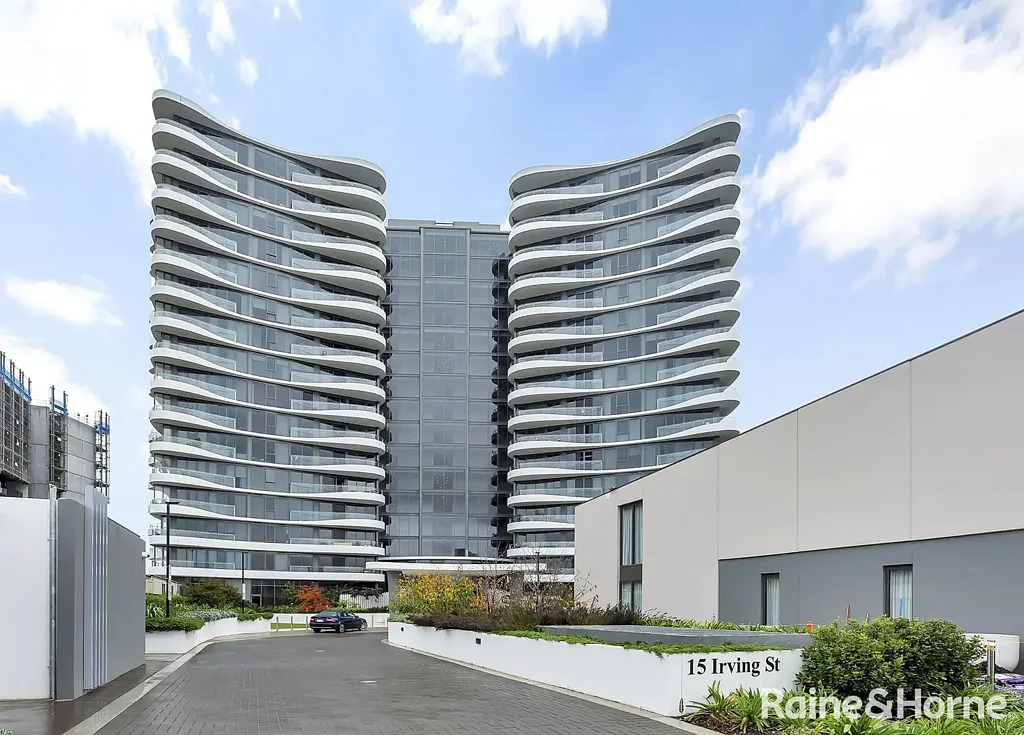Phillip 2房  Lovely apartment with views of Woden & your own double garage!