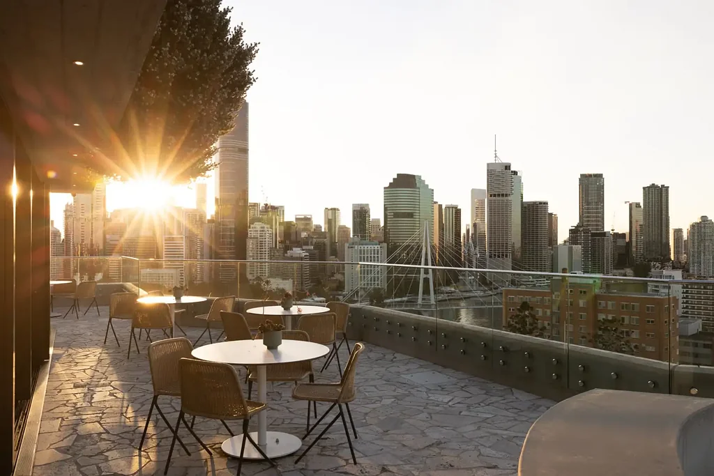 Kangaroo Point 2房 额外的多功能室，您真正能用到的额外空间 + MPR : 121m2 : Extra Space You'll Actually Use
