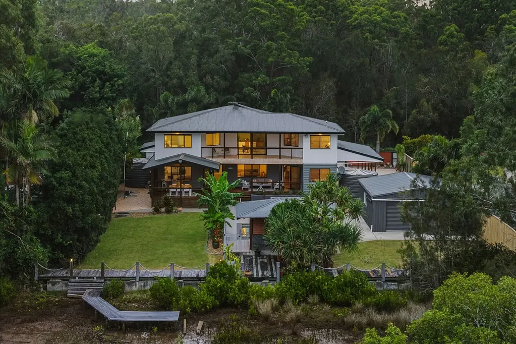 Redland Bay 6房 水岸地块 1720㎡阔地 东北向Stradbroke岛景 六卧三卫 双重居住 私人栈道 游泳池 度假风情 高端设施 STILL AVAILABLE - VACANT READY TO GO