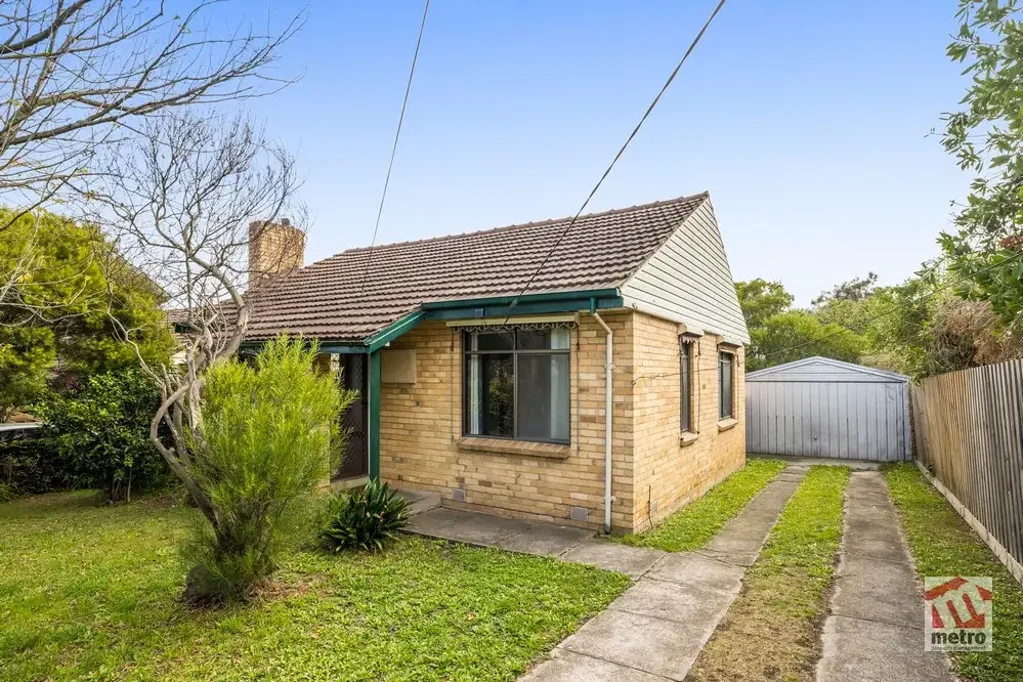 CLOSE TO STATION, SHOPS & SCHOOLS!