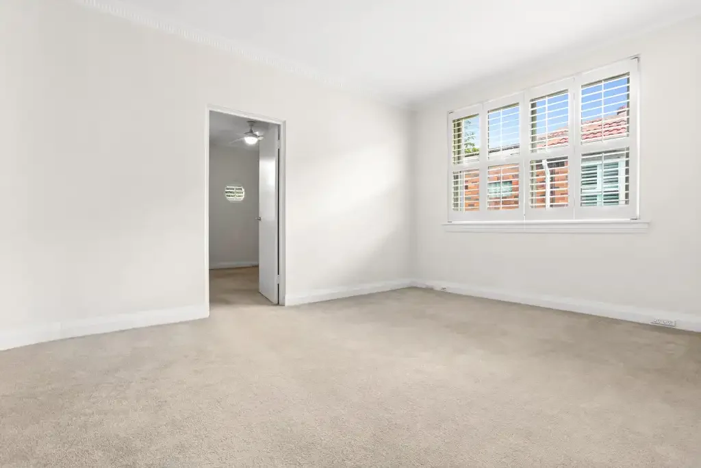 Oversized Art Deco Apartment with Lock-Up Garage