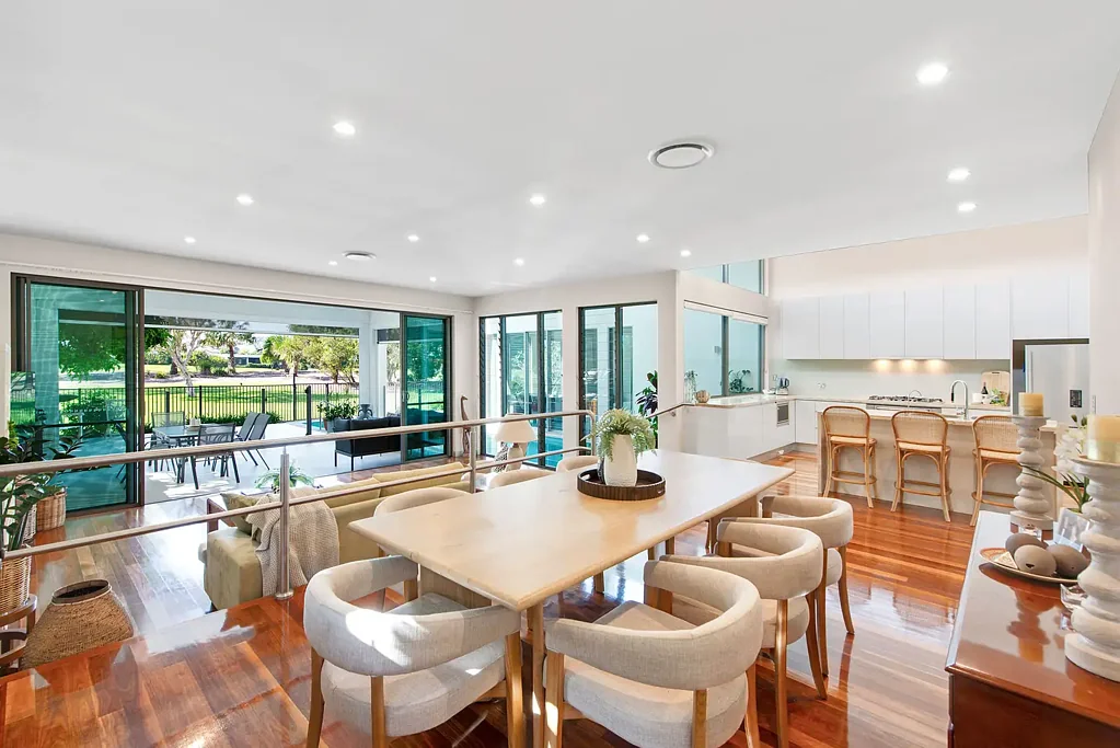 Hope Island 4બેડરૂમ Single-Level Sanctuary: Elegant NE-Facing Golf Course Home in Exclusive Precinct
