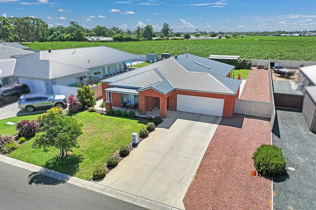 Moama 4 Bedroom Luxury, Comfort & Convenience—All in One Perfect Package at 23 Heron Stree