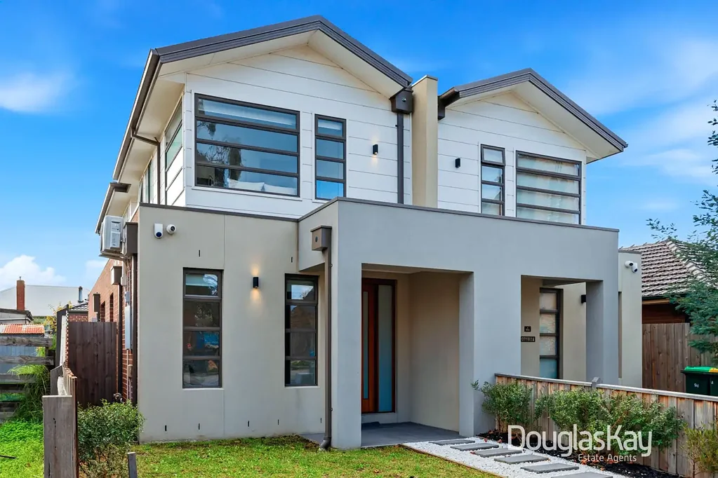 Sunshine 5 Slaapkamer Modern Lifestyle in Paramount Walking Location. 4 Minute Walk to Sunshine Station.