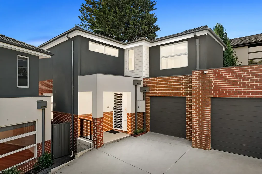 Malvern East 3房 全新住宅 3卧2卫 主卧带套间 双层起居区 全空调系统 遥控车库 地段优越 Brand New, Dual Living Zones and Ground floor master bedroom