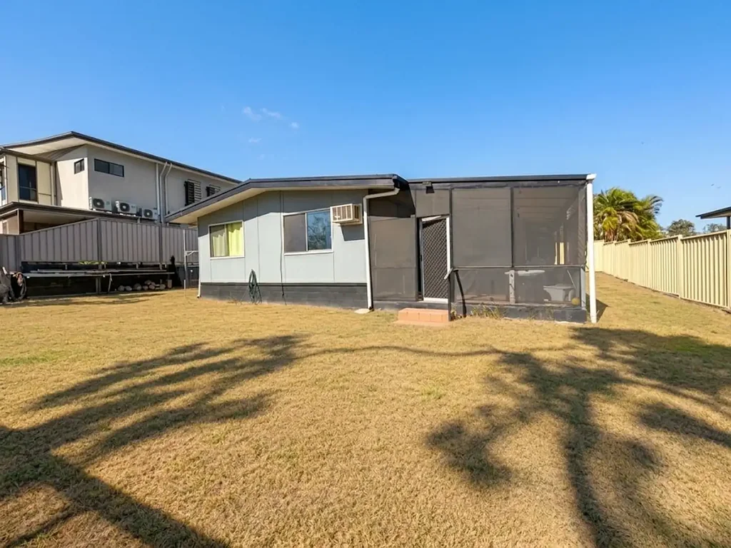 Moranbah 3બેડરૂમ $740 PER WEEK RENTAL RETURN + SOLAR + FLEXIBLE 4-BEDROOM POTENTIAL + VALUE-ADD OPPORTUNITY