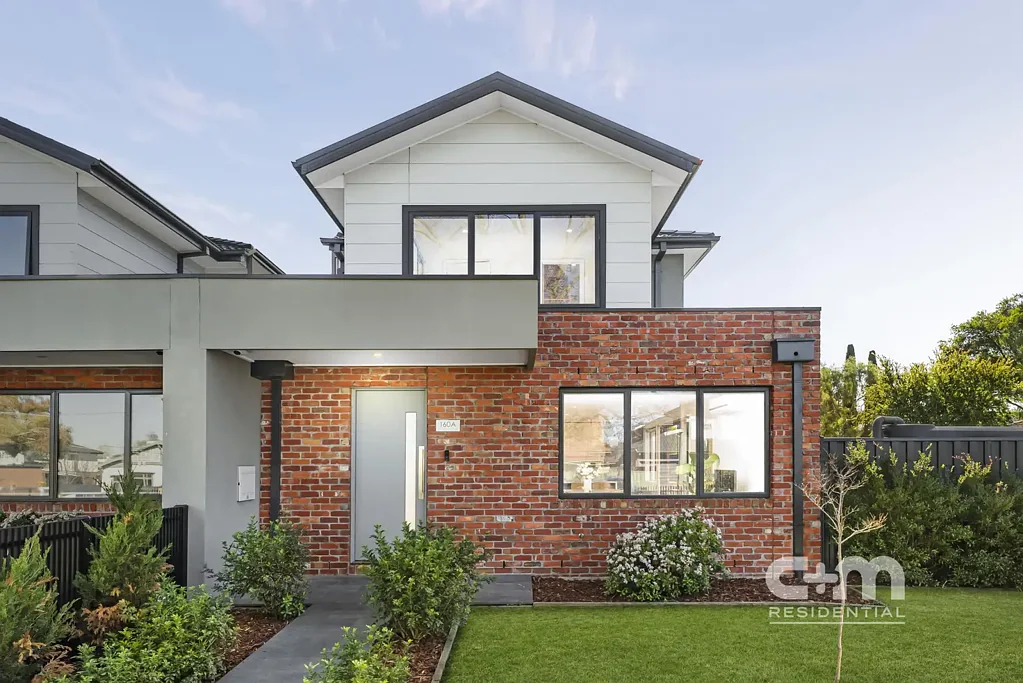 Glenroy 3房 角落地块 3卧2浴 新建厨房 SMEG电器 私人庭院 步行便利 Corner Living with Style & Space!