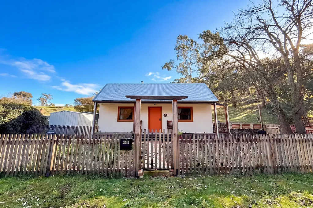 Peaceful Country Living with Garden Surrounds